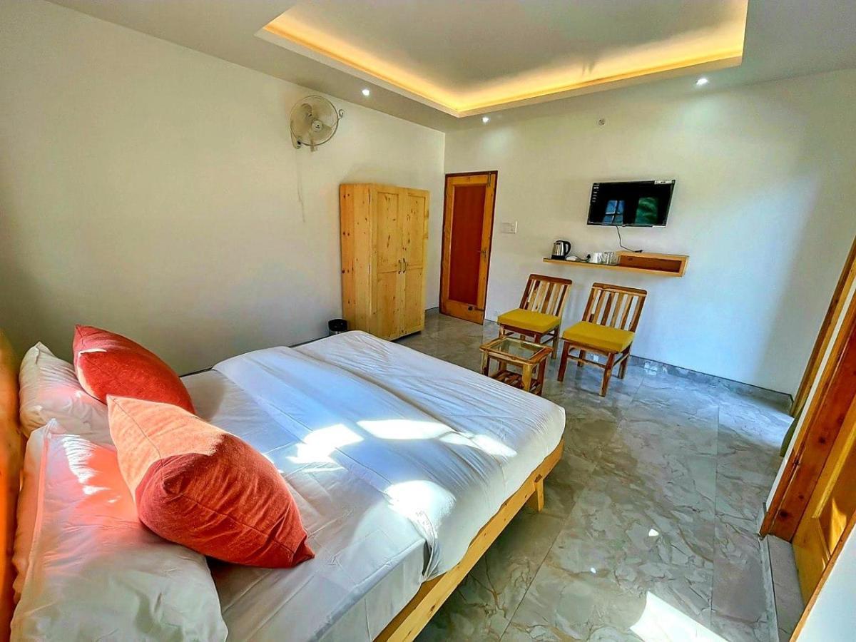 The Wild Yak Hotel มานดี ภายนอก รูปภาพ