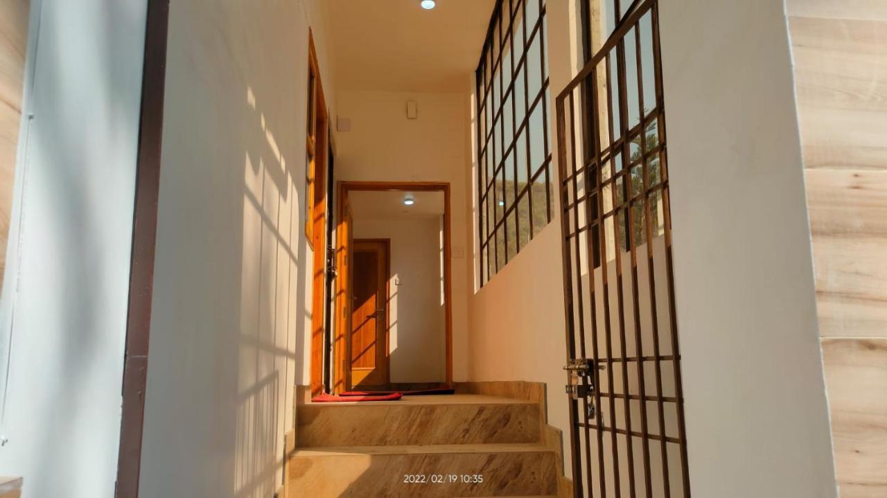The Wild Yak Hotel มานดี ภายนอก รูปภาพ