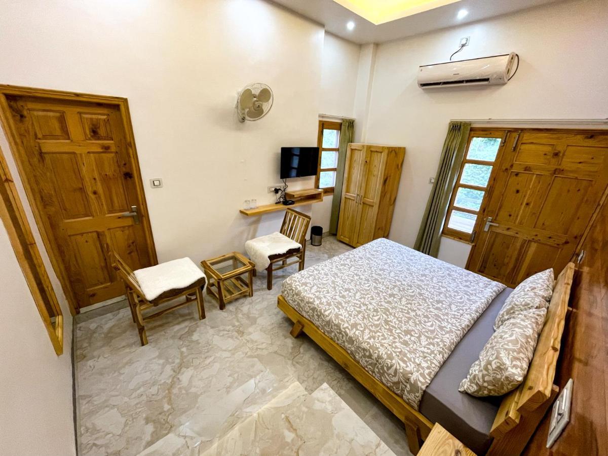 The Wild Yak Hotel มานดี ภายนอก รูปภาพ