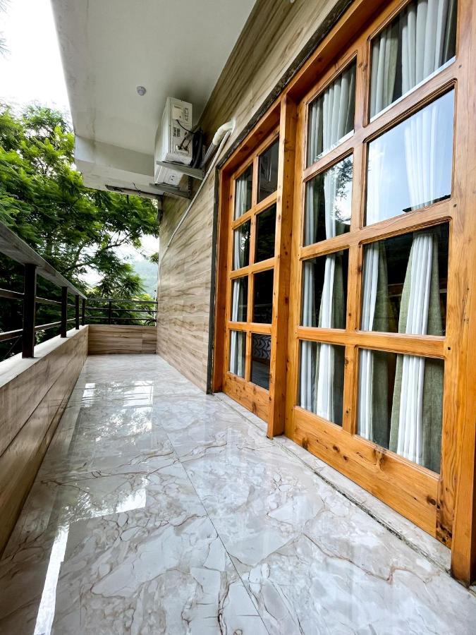 The Wild Yak Hotel มานดี ภายนอก รูปภาพ