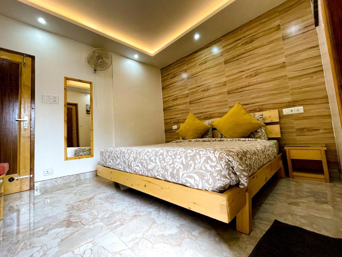 The Wild Yak Hotel มานดี ภายนอก รูปภาพ